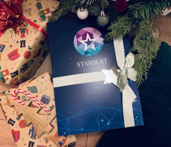Sternmappe mit weißer Satinschleife zwischen Geschenken